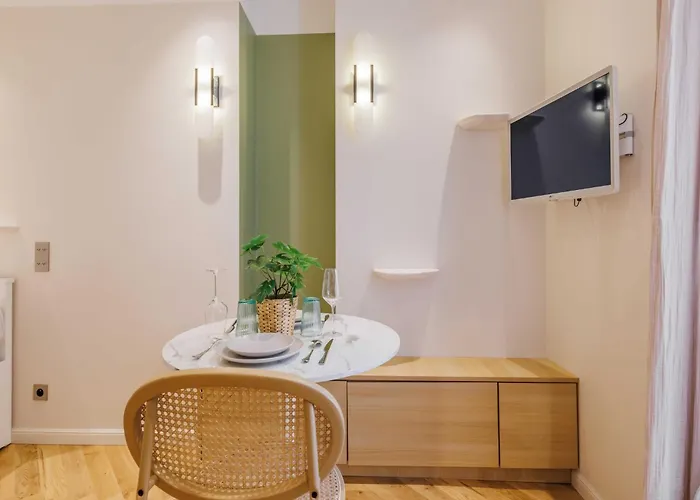 Modern -2p- Near Montmartre *
